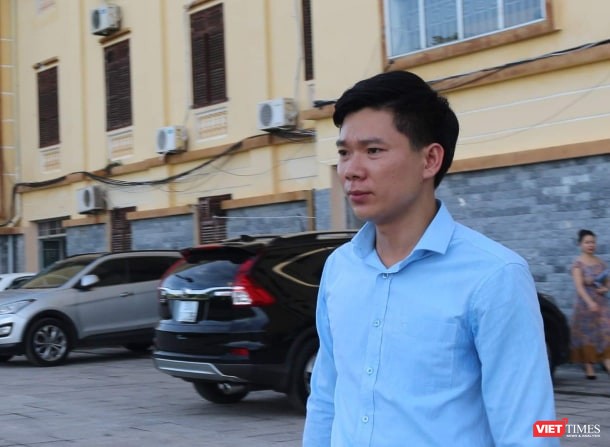 Hoàng Công Lương rời khỏi phòng xét xử sau khi kết thúc ngày thứ nhất của phiên phúc thẩm. 
