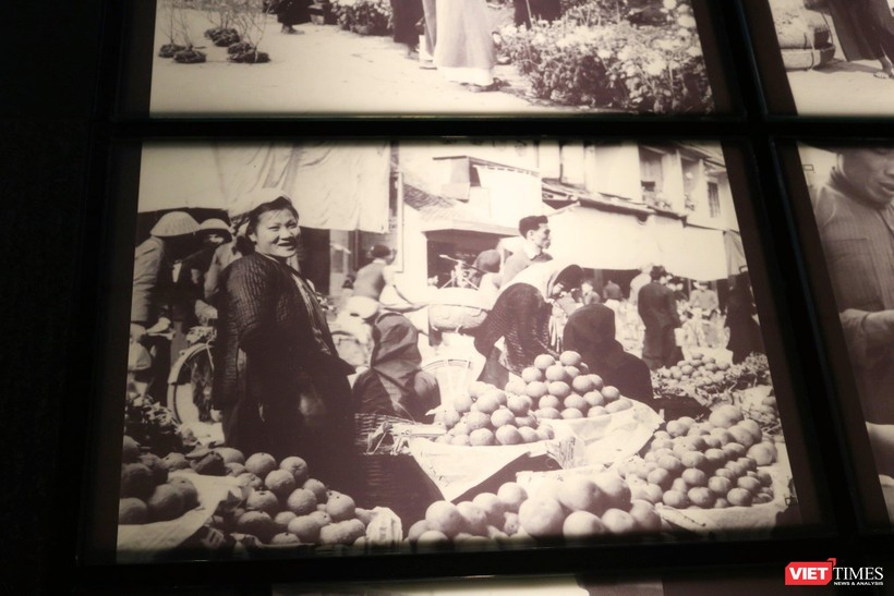 Một bức ảnh được trung bày tại triển lãm"Gánh hàng rong và những tiếng rao trên đường phố Hà Nội". Ảnh: Minh Thúy