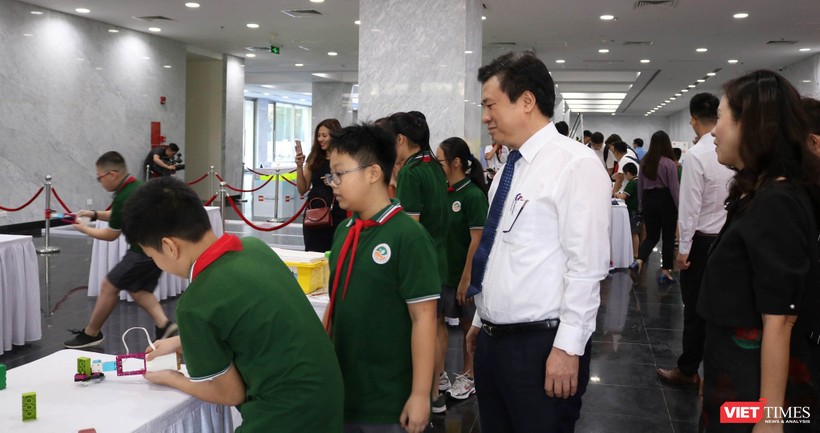 Thứ trưởng Nguyễn Hữu Độ tham quan khu trưng bày cùng các học sinh. Ảnh: Minh Thúy