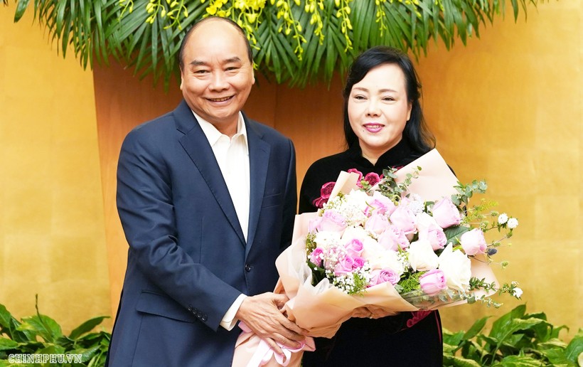 Thủ tướng Nguyễn Xuân Phú chúc mừng nguyên Bộ trưởng Bộ Y tế Nguyễn Thị Kim Tiến. Ảnh: Quang Hiếu