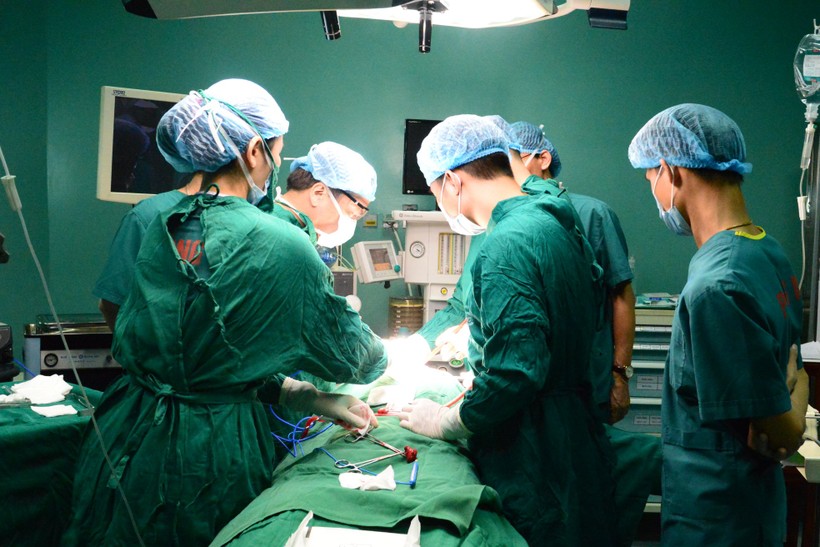 Các bác sĩ phẫu thuật cho nữ bệnh nhân nhập viện trong tình trạng khối u đã di căn. Ảnh: Bệnh viện Nội tiết Trung ương. 