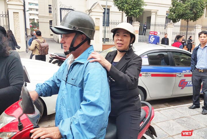 Bị cáo Nguyễn Bích Quy (áo đen đội mũ bảo hiểm ngồi sau) ra về sau khi phiên tòa kết thúc. Ảnh: Minh Thúy. 