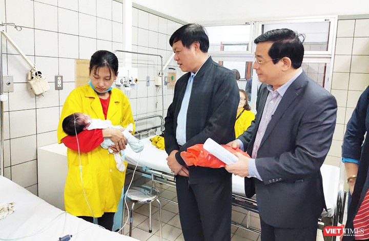 Thứ trưởng Bộ Y tế Đỗ Xuân Tuyên thăm hỏi động viên bệnh nhân tại Bệnh viện Bạch Mai. Ảnh: Minh Thúy 
