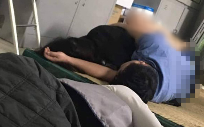 Hình ảnh trên mạng xã hội cho rằng bác sĩ ở Bệnh viện Hữu nghị Đa khoa Nghệ An ôm nữ sinh viên ngủ trong ca trực - Ảnh: Internet