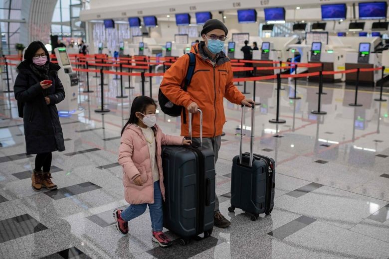 Du khách đeo khẩu trang bảo vệ tại khu vực làm thủ tục của sân bay quốc tế Daxing ở Bắc Kinh. Ảnh: AFP