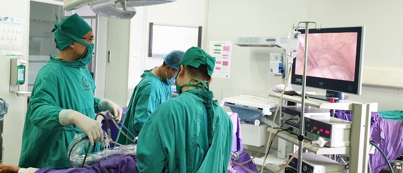 Các bác sĩ phẫu thuật nội soi cho sản phụ Nguyễn Thị Thu H. Ảnh: Bệnh viện Sản Nhi Quảng Ninh