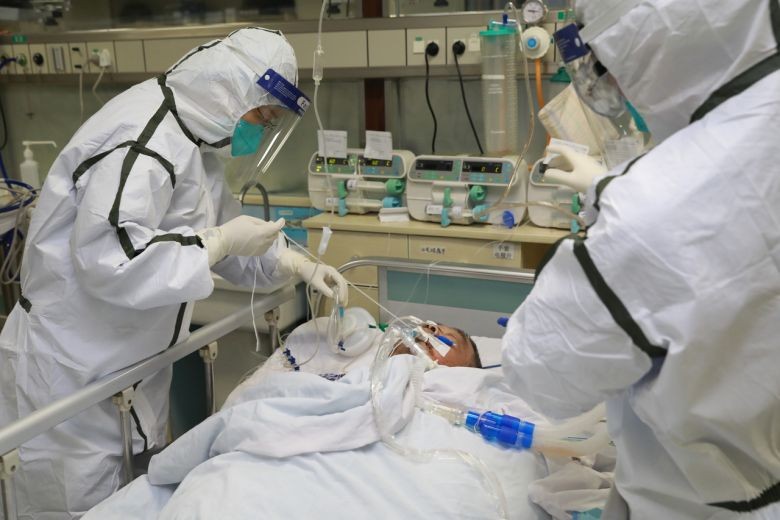 Bác sĩ điều trị cho bệnh nhân nhiễm nCoV tại thành phố Vũ Hán, Trung Quốc. Ảnh: Reuters