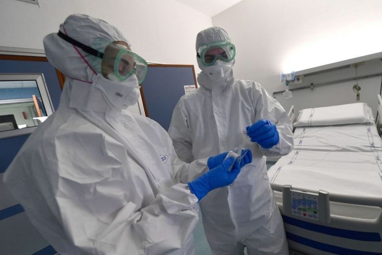 Nhân viên y tế trong phòng cách ly của một bệnh viện ở Genova, Ý. Ảnh: EPA-EFE