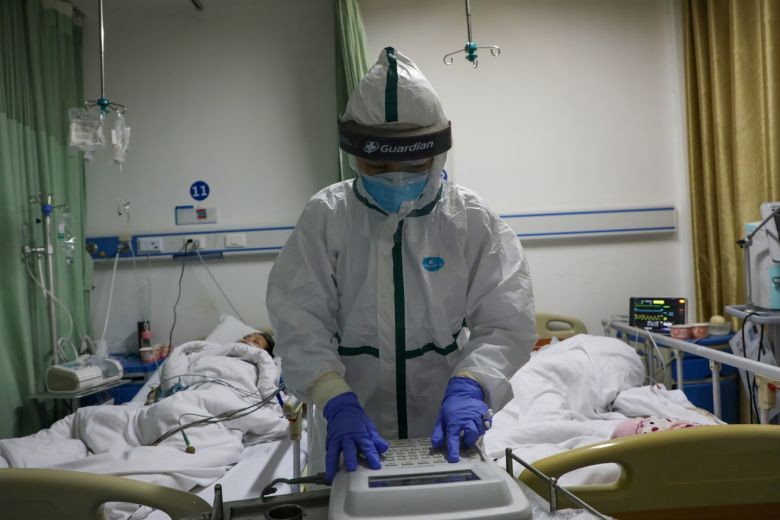 Bác sĩ chăm sóc cho bệnh nhân tại bệnh viện. Ảnh: Reuters