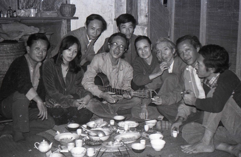 Các văn nghệ sĩ nổi tiếng Hà Thành. Ảnh: Chụp năm 1983 tại nhà riêng nhạc sĩ Thụy Kha (Hà Nội)