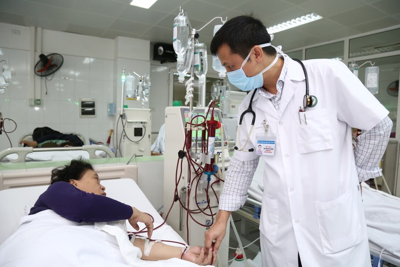 Bác sĩ thăm khám cho bệnh nhân. Ảnh: Bệnh viện Hữu nghị Việt Đức 