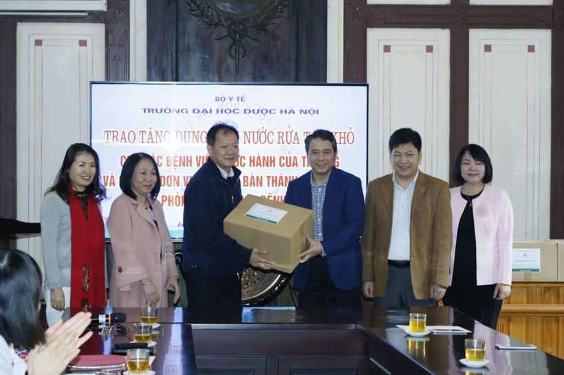 TS. Dương Đức Hùng - Phó giám đốc Bệnh viện Bạch Mai đón nhận 650 lít dung dịch nước rửa tay khô. Ảnh: Thế Anh 