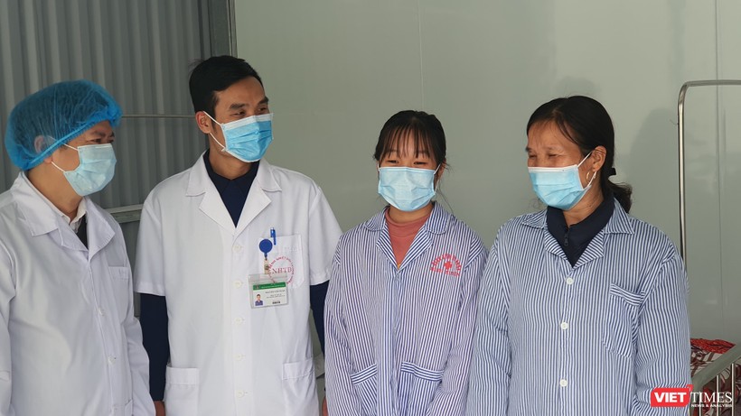 Mẹ và em gái bệnh nhân N.T.D. trở về từ Vũ Hán đã khỏi bệnh và ra viện. Ảnh: Tuấn Dũng 