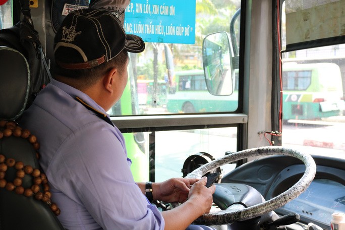 Người điều khiển phương tiện giao thông công cộng cần chú ý chủ động phòng dịch COVID-19. Ảnh: Gia Minh - Hạ Giang 
