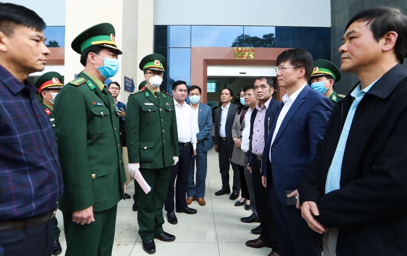 Thứ trưởng Bộ Y tế Trương Quốc Cường thăm Cửa khẩu Trà Lĩnh, Cao Bằng. Ảnh: Thao Nguyen