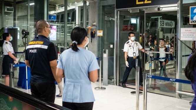 Kiểm tra hành khách nhập cảnh tại sân bay. Ảnh: The Straitstimes 