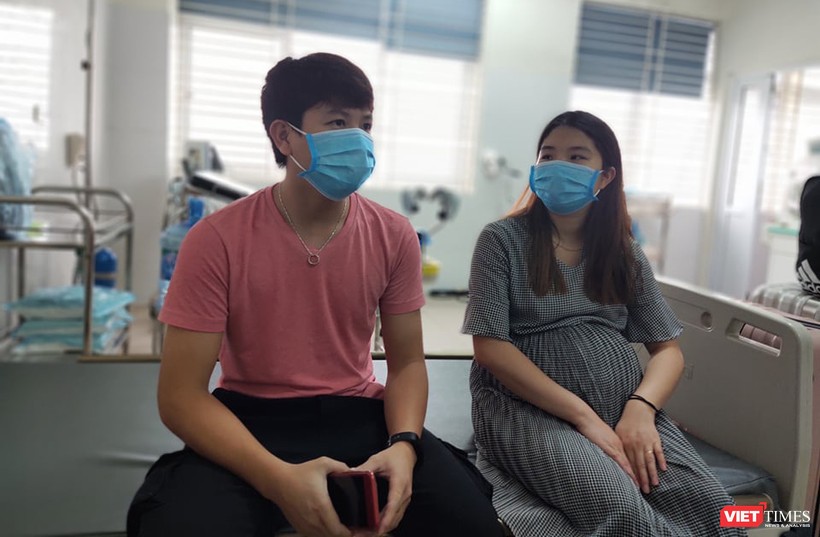 Cặp vợ chồng là du học sinh trở về từ Vũ Hán trong phòng cách ly tại Bệnh viện Bệnh Nhiệt đới Trung ương. Ảnh: Minh Thúy 