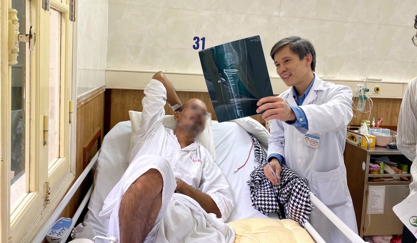 Bệnh nhân  A.V., 43 tuổi, người Ấn Độ xem phim chụp X-quang cùng bác sĩ tại Bệnh viện Hữu nghị Việt Đức. Ảnh: BVCC