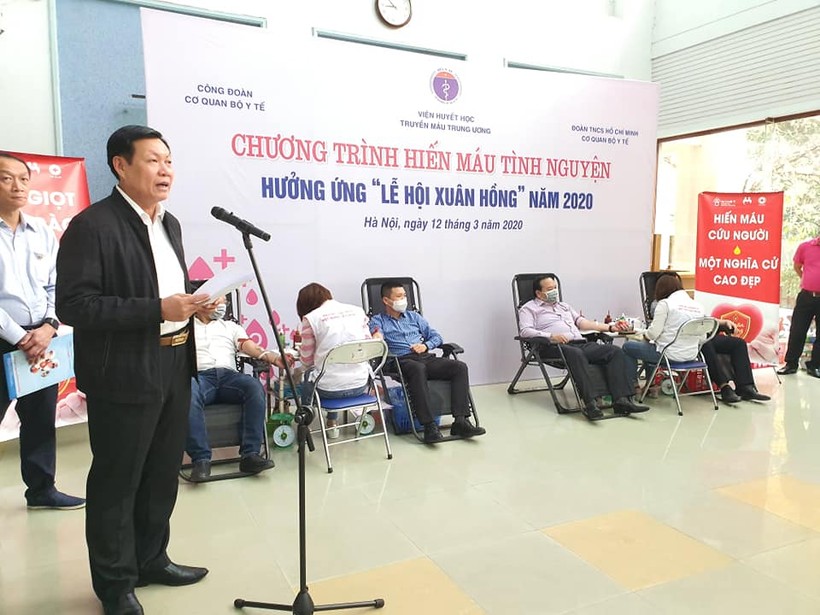 Thứ trưởng Bộ Y tế Đỗ Xuân Tuyên phát biểu tại chương trình hiến máu tình nguyện hưởng ứng Lễ hội Xuân hồng năm 2020 tại Viện Huyết học và Truyền máu Trung ương. Ảnh: Khánh Phương - BYT