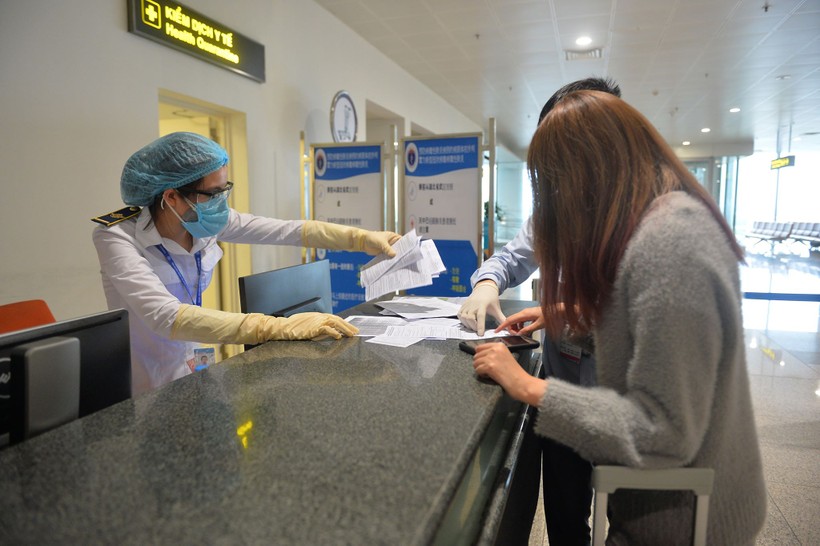 Kiểm dịch y tế ở sân bay Nội Bài. Ảnh: Hoàng Anh