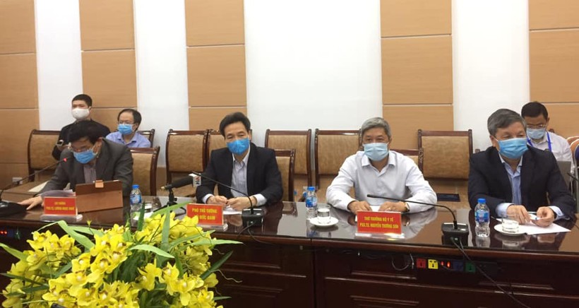 Phó Thủ tướng Vũ Đức Đam ((thứ 2 từ trái sang) dự cuộc hội chẩn chuyên môn trực tuyến các ca bệnh nặng mắc COVID-19.  Ảnh: Lê Hảo