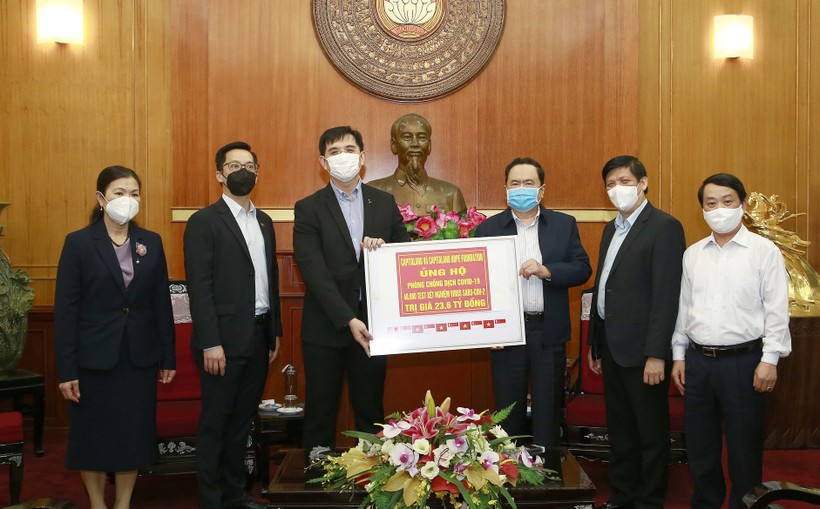 Công ty CapitaLand Việt Nam đã trao tặng Bộ Y tế 40.000 test xét nghiệm virus SARS-CoV-2. Ảnh: Thu Nguyệt