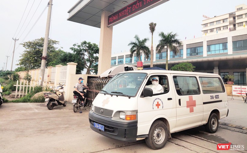 Xe cứu thương đi ra từ Bệnh viện Bệnh Nhiệt đới Trung ương cơ sở 2. Ảnh: Minh Thúy 
