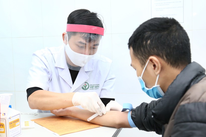 Người dân đến hiến máu tại Bệnh viện Hữu nghị Việt Đức. Ảnh: BVCC