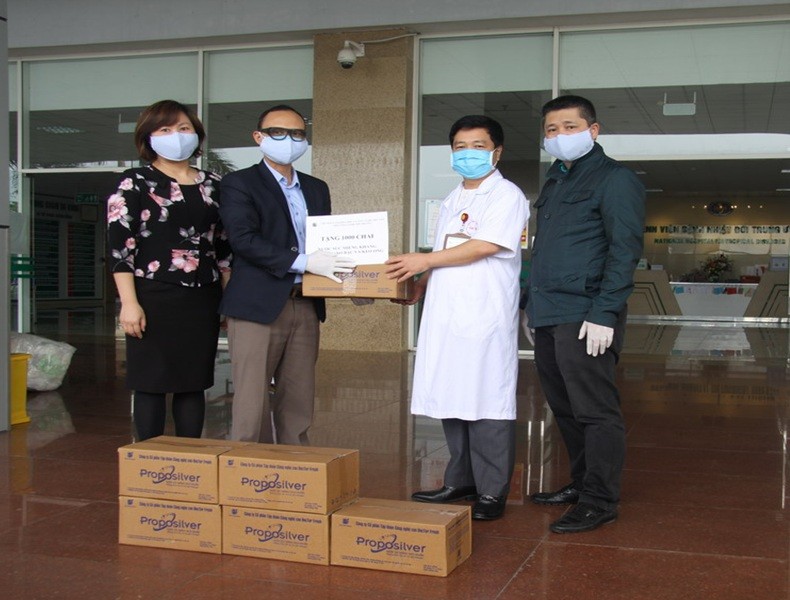 Viện Hàn lâm Khoa học và Công nghệ Việt Nam vừa tặng 1.500 chai nước súc miệng, khử khuẩn Nano bạc cho Bệnh viện nhiệt đới Trung ương cơ sở Đông Anh cơ sở 2. Ảnh: Bích Phượng