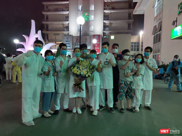 Các bác sĩ tại Bệnh viện Bạch Mai vui mừng khi Bệnh viện hết phong tỏa. Ảnh: Minh Thúy