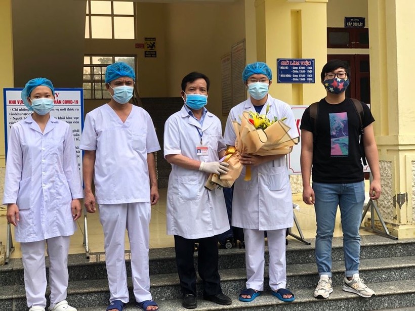 Bệnh nhân mắc COVID-19 được công bố khỏi bệnh tại Bệnh viện Đa khoa huyện Nho Quan, tỉnh Ninh Bình. Ảnh: Phạm Hằng 