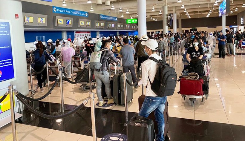Hành khách ở sân bay Dubai vào ngày 2/5. Ảnh: Đình Anh 