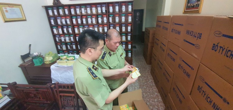 Lực lượng chức năng vừa thu giữ 90.000 gói thực phẩm “Bổ tỳ ích nhi”. Ảnh: Cục Quản lý Thị trường TP. Hà Nội 