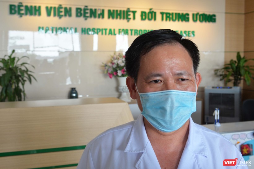 BS. Trần Duy Hưng - Trưởng khoa Nhiễm khuẩn tổng hợp, Bệnh viện Bệnh Nhiệt đới Trung ương cơ sở 2. Ảnh: Hoàng Anh 