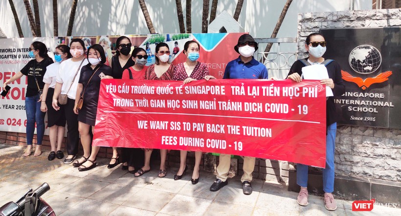 Phụ huynh đứng giữa trưa nóng đòi Trường Quốc tế Singapore trả tiền học phí. Ảnh: Minh Thúy 