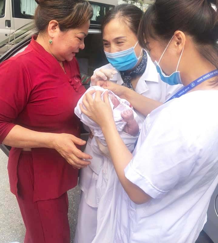 Bé gái chào đời khỏe mạnh trong sự vui mừng của nhân viên y tế tại CDC Hà Nội. Ảnh: Thu Nguyệt 
