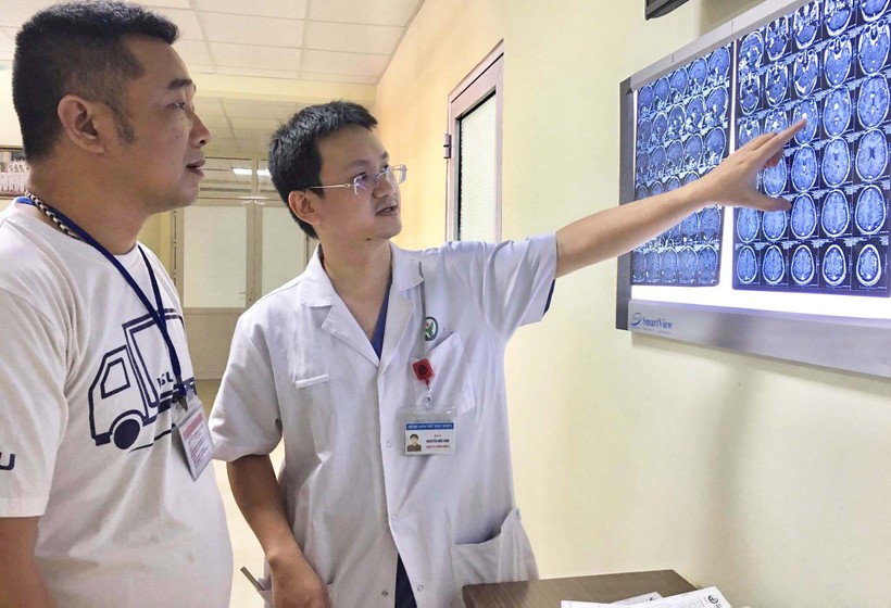 BS. Nguyễn Đức Anh giải thích, tư vấn cho người nhà bệnh nhân P.T.L. Ảnh: Bệnh viện Hữu nghị Việt Đức