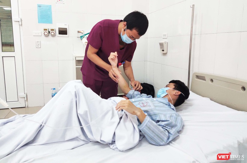 BS. Trần Duy Hiến - Khoa Ngoại sản Bệnh viện Bệnh Nhiệt đới Trung ương thăm khám cho bệnh nhân. Ảnh: Minh Thúy 