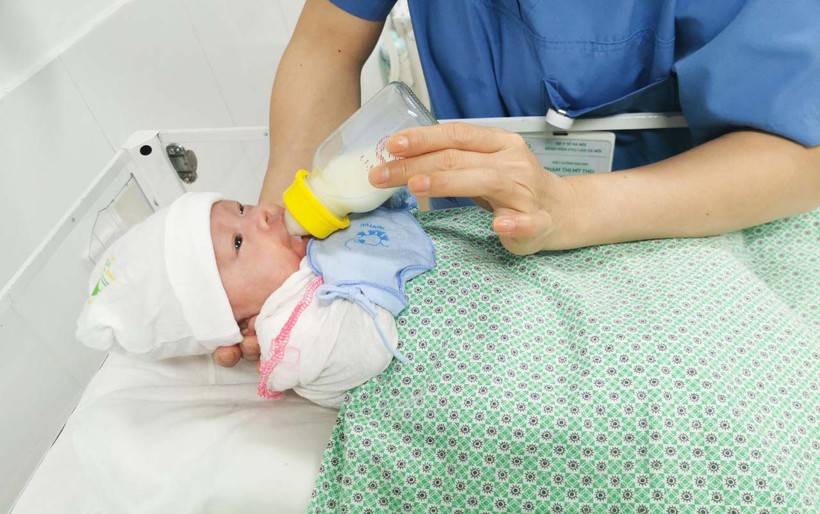 Bác sĩ chăm sóc cho bé sinh non bị suy hô hấp. Ảnh: Bệnh viện phụ sản Hà Nội 