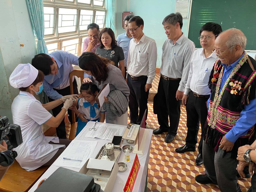 Đoàn công tác của Bộ Y tế kiểm tra công tác tiêm vaccine phòng, chống bệnh bạch hầu (Ảnh: Vũ Mạnh Cường) 