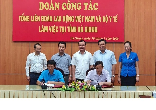 Đoàn công tác của Tổng Liên đoàn Lao động Việt Nam và Bộ Y tế làm việc tại Hà Giang (Ảnh: Thảo Nguyên) 