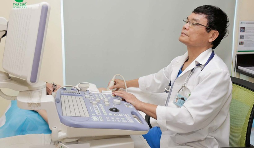 Bác sĩ khám bệnh cho bệnh nhân viêm gan (Ảnh: Bệnh viện Đa khoa Quốc tế Thu Cúc)