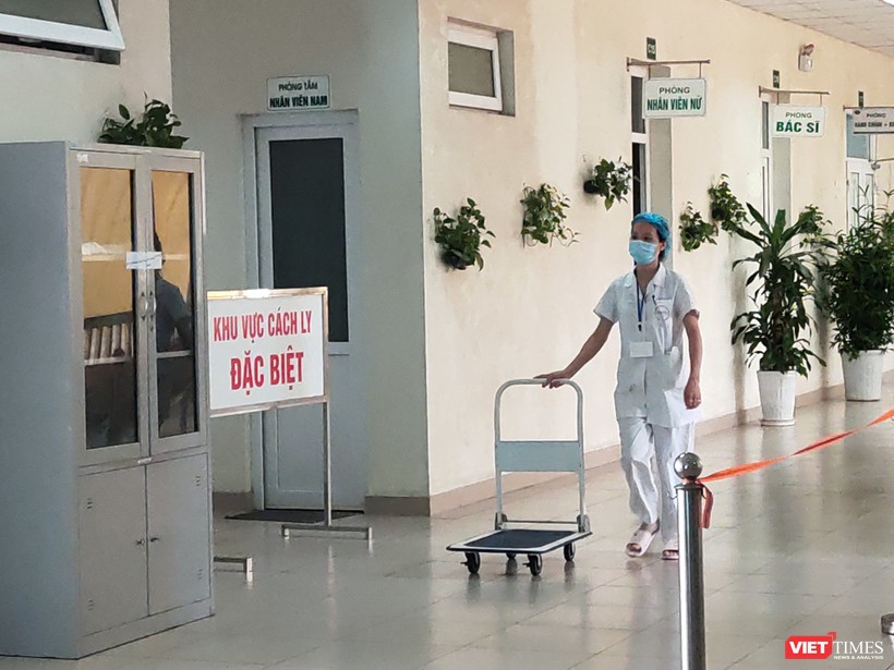 Nhân viên y tế tại khu vực cách ly đặc biệt phòng COVID-19 (Ảnh - Minh Thuý)