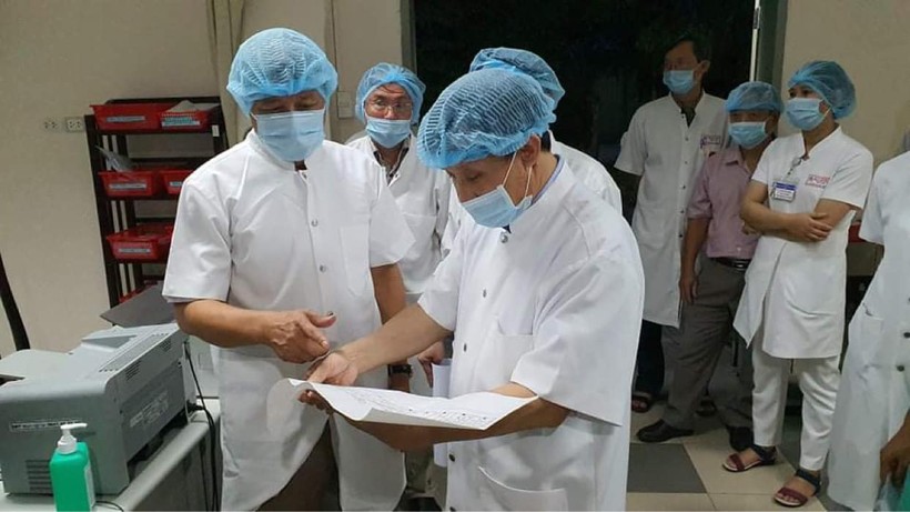 Thứ trưởng Bộ Y tế Nguyễn Trường Sơn kiểm tra công tác cách ly, điều trị bệnh nhân mắc COVID-19 (Ảnh: Vũ Mạnh Cường) 