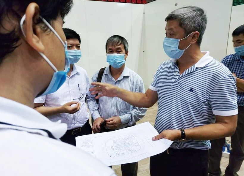 Thứ trưởng Bộ Y tế Nguyễn Trường Sơn trực tiếp kiểm tra việc xây dựng Bệnh viện Dã chiến ở Đà Nẵng (Ảnh: Anh Văn) 