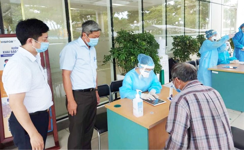 Thứ trưởng Bộ Y tế Nguyễn Trường Sơn kiểm tra công tác tiếp nhận bệnh nhân tại Bệnh viện Quân Y 17 (Ảnh: Anh Văn) 