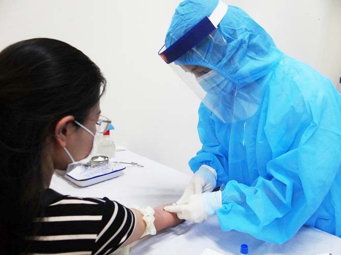Nhân viên y tế lấy mẫu bệnh phẩm (Ảnh: Hạnh Ngân- SYT TP. Hà Nội) 