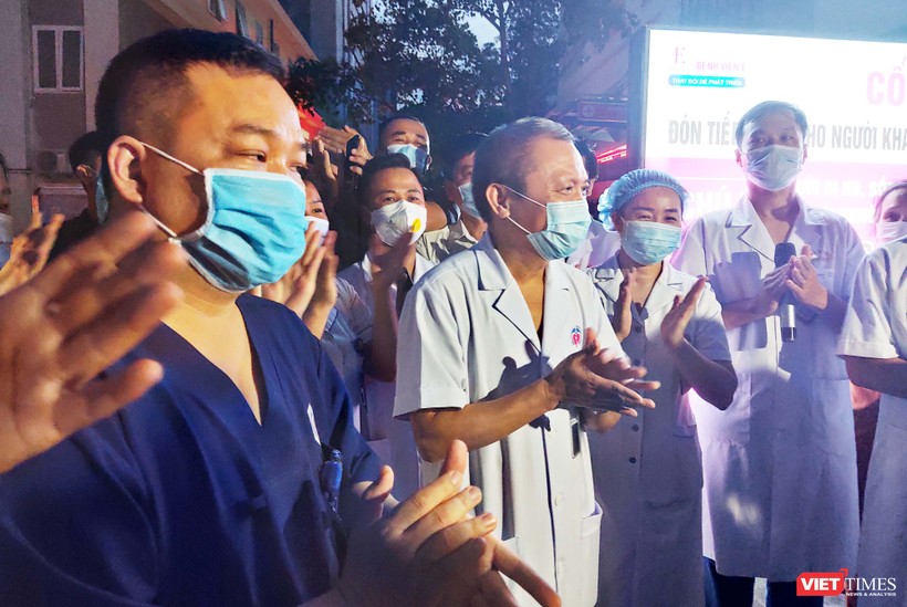 GS. TS. Lê Ngọc Thành – Giám đốc Bệnh viện E (áo trắng ở giữa) vui mừng khi bệnh viện hết phong tỏa (Ảnh: Minh Thúy) 