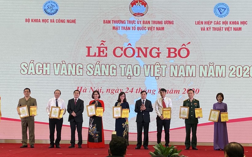 7 công trình tiêu biểu phòng, chống COVID-19 của nhiều nhóm tác giả khác nhau đã được vinh danh tại lễ công bố sách vàng sáng tạo Việt Nam (Ảnh: MTTQ VN) 