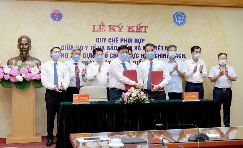 Bộ Y tế và Bảo hiểm xã hội Việt Nam ký kết quy chế phối hợp nhằm giải quyết vướng mắc của bảo hiểm y tế (Ảnh: Phạm Hằng) 